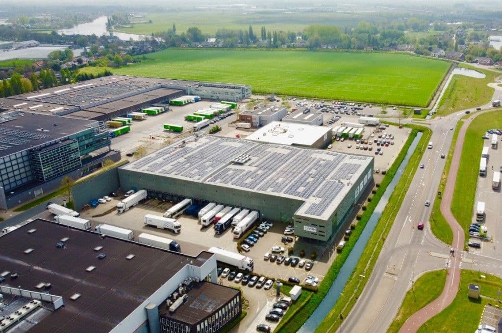 Luchtfoto van een industrieel distributiecentrum met zonnepanelen op het dak in de regio Rotterdam