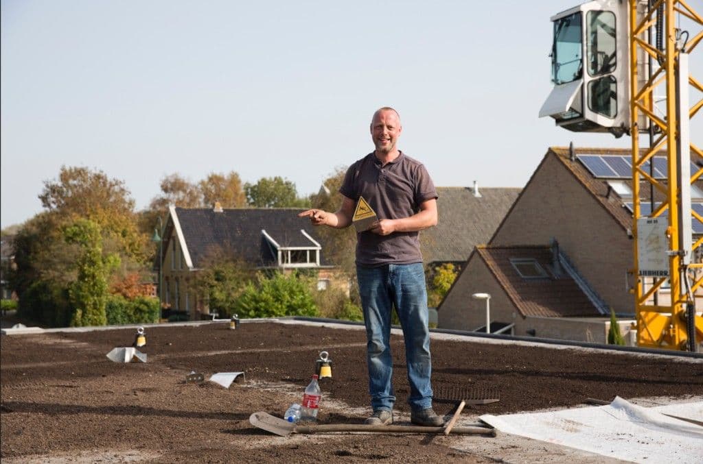 Verschoor-medewerker op een groendak in aanleg